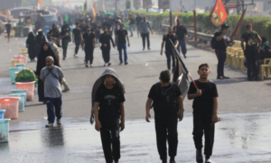 زوار الأربعينية يتحدون حرارة الخمسين بالإيمان