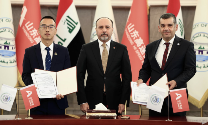 امين بغداد يعلن توقيع عقد البنى التحتية لمدينة الصدر الجديدة