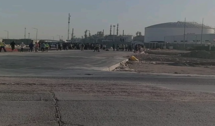 محتجون يغلقون البوابة الرئيسية لمصفى البصرة