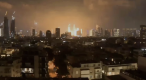 طهران تطلق دفعة سادسة من الصواريخ وتقديرات باستمرار النزاع أسبوعا