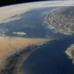 سفن تستقبل رسائل منع العبور.. هل تغلق إيران مضيق هرمز؟