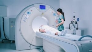 جهاز رنين مغناطيسي يبتلع رجلاً أثناء الفحص