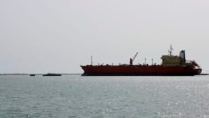 تواصل الهجوم على سفينة الشحن في البحر الأحمر