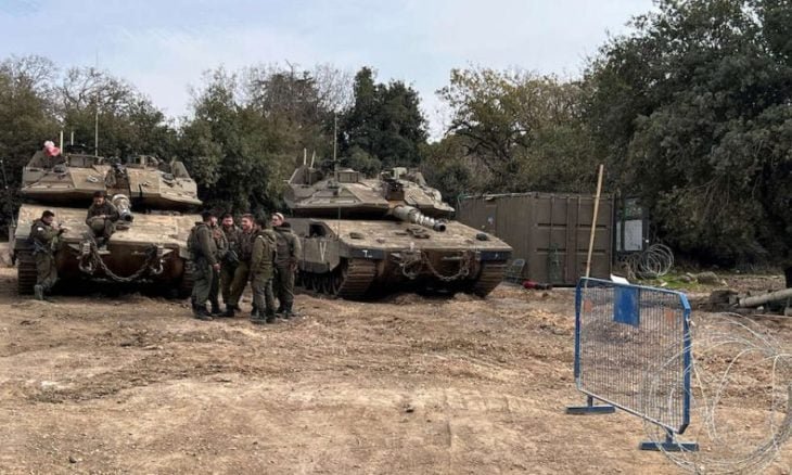 الجيش الإسرائيلي يعلن استهداف دبابات عدة في جنوب سوريا