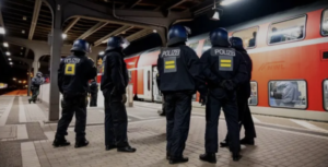 سوري يهاجم بالفأس راكبي قطار في ألمانيا