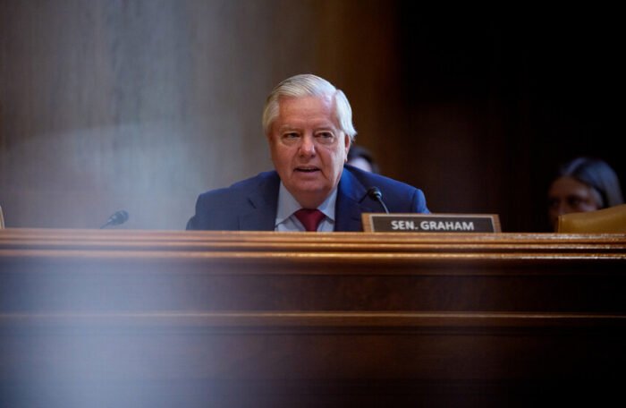 سيناتور أمريكي: إذا قطعت أمريكا علاقاتها مع إسرائيل فسيقطع الله علاقاته معنا