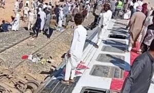 مصرع وإصابة 58 شخص في حادث انقلاب قطار بمصر