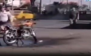 مواطن يحرق دراجته احتجاجاً على غرامة مرورية بكركوك