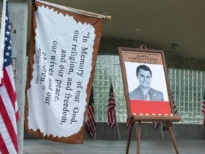 ترامب يتهم “اليسار الراديكالي” بالمساهمة في مقتل حليفه كيرك