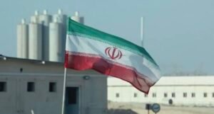 إيران تتوعد بـ”رد حازم ومناسب” بعد إعادة فرض العقوبات