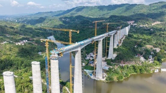 الصين تفتتح أطول جسر في العالم أمام حركة المرور