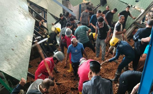 انقاذ 4 عمال بعد انهيار مخزن للتمور في كربلاء