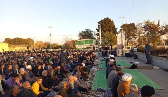 مئات الإيرانيين يؤدون صلاة الاستسقاء في طهران في ظل انحباس المطر