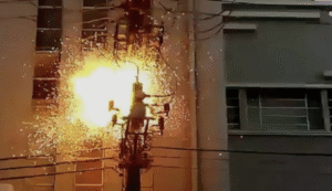 فخاخ قاتلة: أسلاك مكشوفة تتحول إلى صعقات مميتة أثناء الأمطار