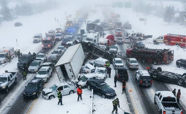تصادم 45 مركبة بسبب عاصفة ثلجية في امريكا