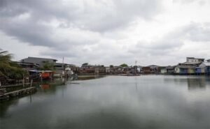 مقتل 7 أشخاص وفقدان 82 جراء انهيار أرضي في إندونيسيا