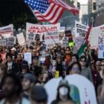 متظاهرون يهاجمون مركز إدارة الهجرة في لوس أنجلوس