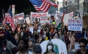 متظاهرون يهاجمون مركز إدارة الهجرة في لوس أنجلوس