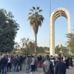 موظفو الجامعات يحتجون ضد قطع المخصصات ويرفعون شعارات تطالب بالعدول