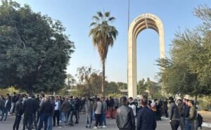 موظفو الجامعات يحتجون ضد قطع المخصصات ويرفعون شعارات تطالب بالعدول