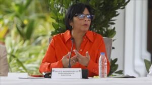 المحكمة العليا في فنزويلا تكلف نائبة الرئيس بتولي صلاحيات الرئاسة مؤقتا