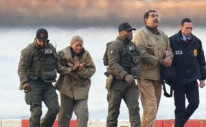 بالصورة.. الرئيس الفنزويلي وزوجته مكبلين بالاصفاد