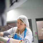 طرد تلميذة مريضة من مدرستها الفرنسية بعد اعتبار قبعة العلاج الكيميائي “رمزاً إسلامياً”