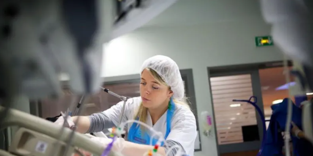 طرد تلميذة مريضة من مدرستها الفرنسية بعد اعتبار قبعة العلاج الكيميائي “رمزاً إسلامياً”