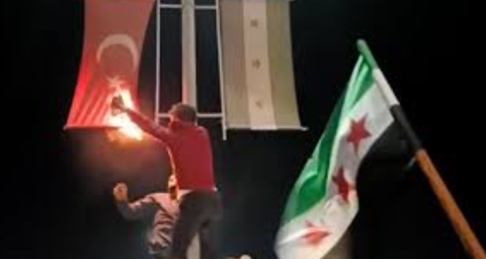 كردستان العراق: اقتحامات قنصليات وإسقاط أعلام تركية تضامنا مع أكراد سوريا
