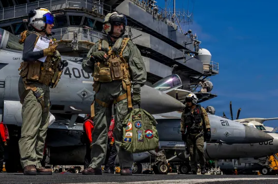 إيران بين الحاملة الأمريكية وخيار الرد الشامل والمحيط الهندي يتحول إلى ساحة مواجهة 