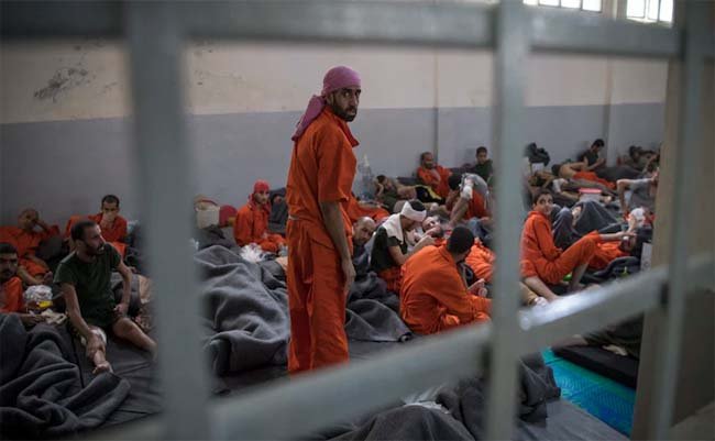 نقل دفعة جديدة من معتقلي داعش من الحسكة إلى العراق