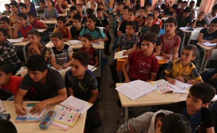 المدرسة الواحدة بثلاث فترات دراسية مؤشر على ضغط ديمغرافي متصاعد