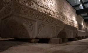 زوار يكتشفون مصلى مخفيا منذ 9 قرون بالموصل