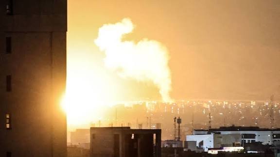 إصابة خمسة مواقع نفطية في طهران ومحيطها بضربات أميركية وإسرائيلية
