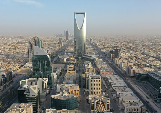 دوي انفجارات وتصاعد الدخّان في الحي الدبلوماسي في الرياض