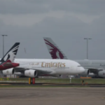 عشرات الآلاف يسعون إلى مغادرة الخليج وسط الحرب على إيران