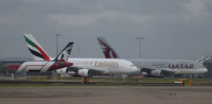 عشرات الآلاف يسعون إلى مغادرة الخليج وسط الحرب على إيران