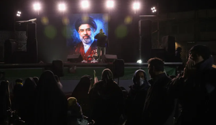 غلاة المحافظين يصطفون خلف الزعيم الإيراني الجديد وقلق بالأسواق