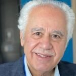 حين يكون الكاتب ضنينًا باسمه