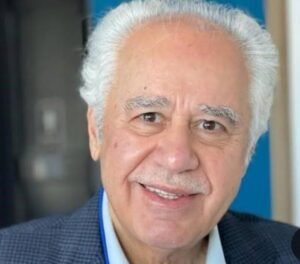 حين يكون الكاتب ضنينًا باسمه