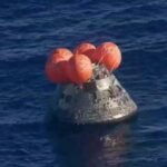 رواد أرتيميس 2 يهبطون بمياه المحيط الهادئ بعد رحلة حول القمر