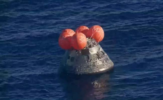 رواد أرتيميس 2 يهبطون بمياه المحيط الهادئ بعد رحلة حول القمر