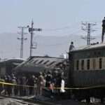 انفجار يستهدف قطاراً في باكستان وعشرات القتلى والجرحى