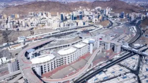 توافد الحجاج إلى منى إيذاناً ببدء مناسك الحج