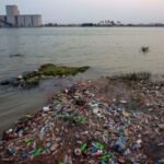 دجلة تنزف.. مخلفات حكومية تحاصر النهر والسكان يستنجدون