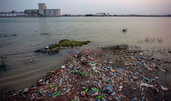 دجلة تنزف.. مخلفات حكومية تحاصر النهر والسكان يستنجدون