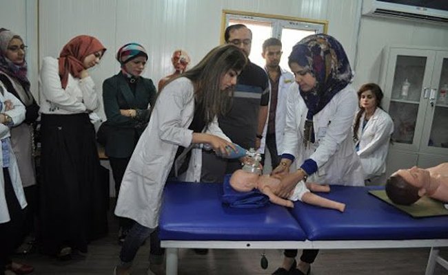 أطباء بلا عيادات وصيادلة بلا صيدليات.. أزمة خريجي المجموعات الطبية تتفاقم