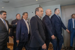 وفد إيران في مفاوضات سويسرا يعود إلى طهران بعد محادثات مكثفة
