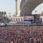 الايرانيون يلقون النظرة الأخيرة على جثمان الشهيد الخامنئي في مصلى الخميني