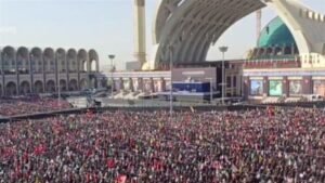 الايرانيون يلقون النظرة الأخيرة على جثمان الشهيد الخامنئي في مصلى الخميني